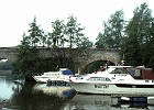 Hafen des Y.C. Forchheim im Altarm der Regnitz, Kanal-km 32. : Yachthafen, Hafen, Brücke, Motorboot